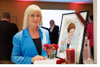 Sozialministerin Ulrike Scharf mit Foto der ehemaligen Landtagspräsidentin, Staatsministerin und Sozialpolitikerin Barbara Stamm